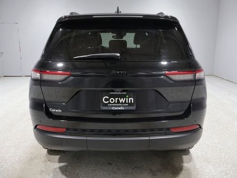 Used 2023 Jeep Grand Cherokee Altitude image 3