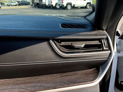 Used 2024 Jeep Grand Cherokee L Limited w/ Luxury Tech Group II image 16