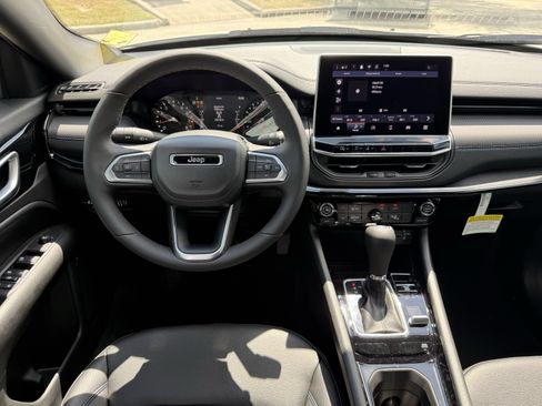 New 2026 Jeep Compass Latitude image 11