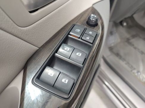 Used 2018 Toyota Sienna XLE image 12