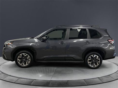 Used 2025 Subaru Forester Premium image 2