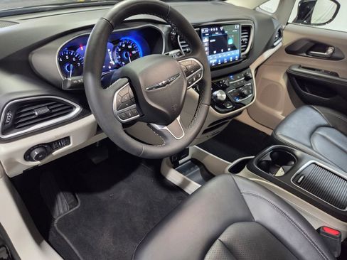 Certified 2024 Chrysler Pacifica Touring-L image 6