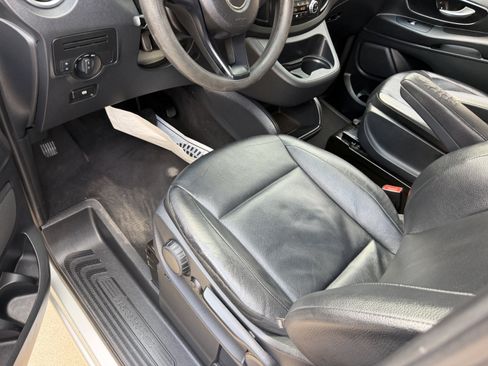 Used 2016 Mercedes-Benz Metris Passenger image 24