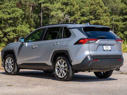 Used 2020 Toyota RAV4 XLE Premium FWD image 8