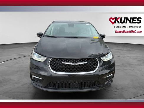 Used 2023 Chrysler Pacifica Touring-L FWD image 3