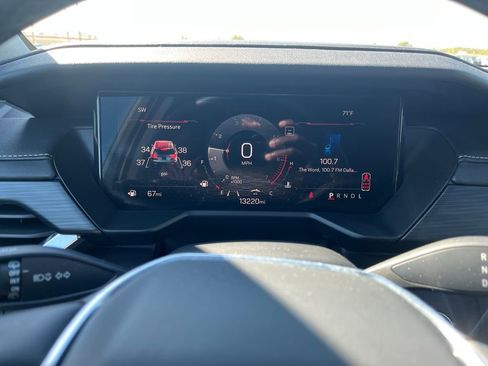 Used 2025 GMC Acadia Elevation image 17