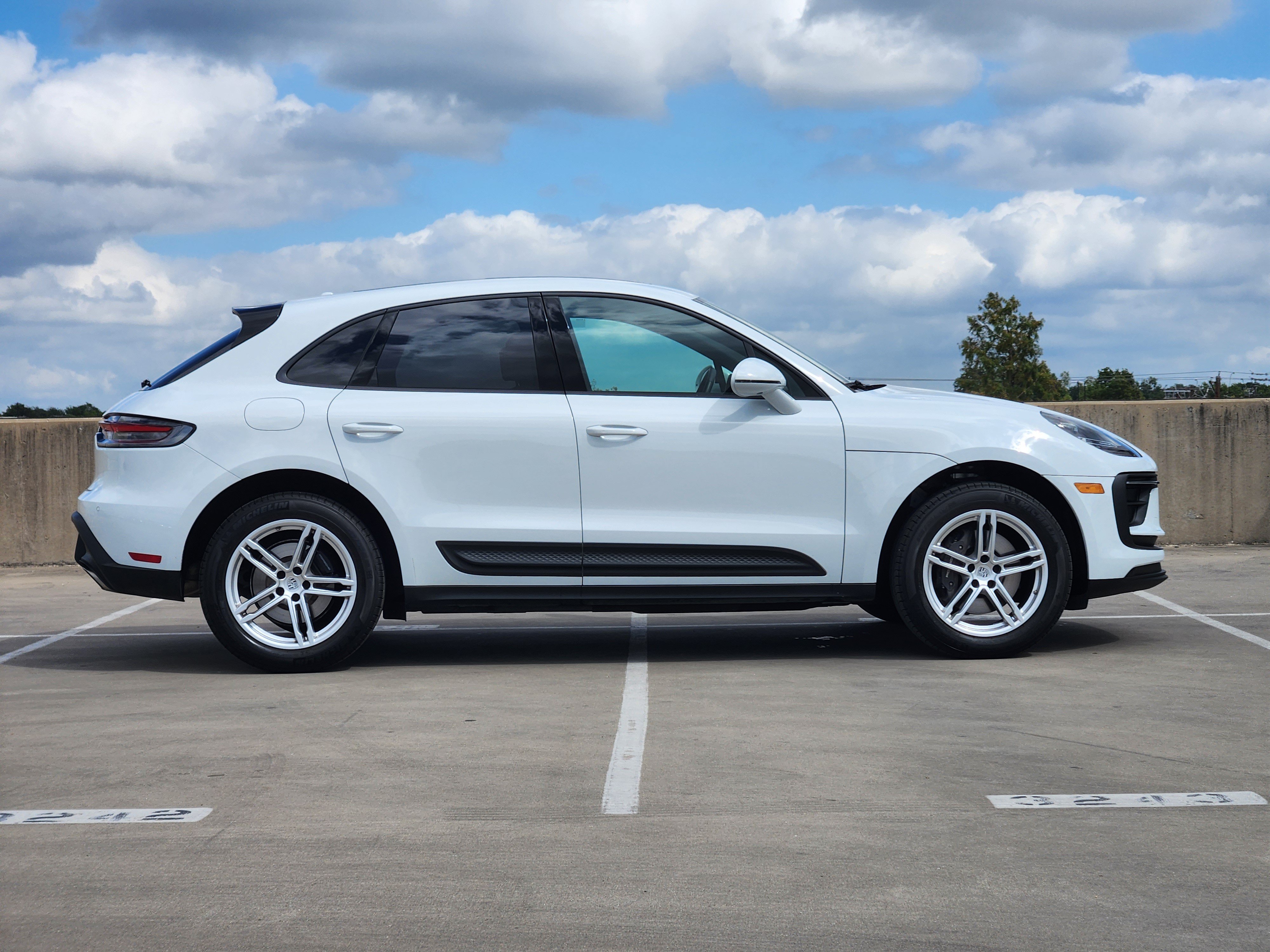 Certified 2026 Porsche Macan AWD/4WD image 9