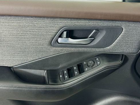 Used 2023 Nissan Rogue SV image 17