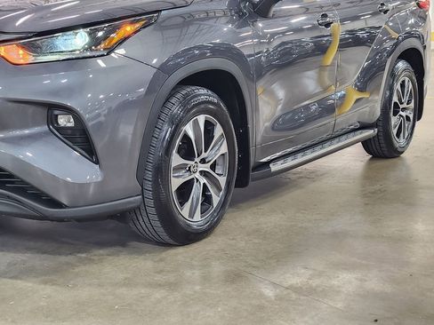 Used 2021 Toyota Highlander XLE image 17