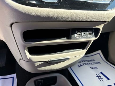 Used 2023 Chrysler Pacifica Touring-L FWD image 21