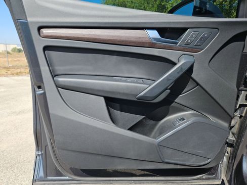 Used 2023 Audi Q5 Premium w/ Convenience Package image 11