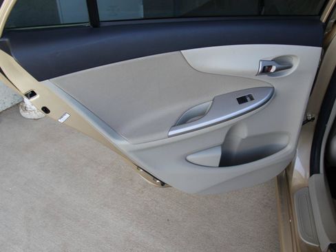 Used 2012 Toyota Corolla LE FWD image 19
