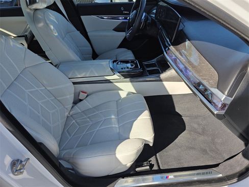 Certified 2025 BMW 740i w/ Premium Package image 31