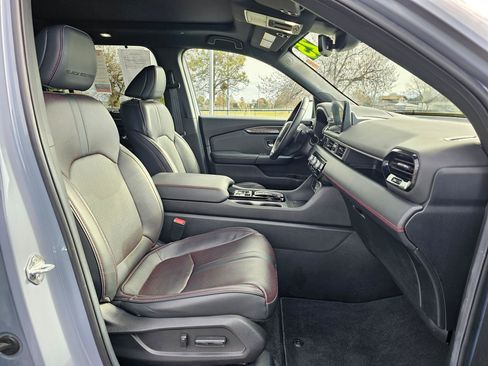 Used 2025 Honda Pilot Black Edition image 10