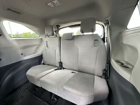 Used 2023 Toyota Sienna LE AWD/4WD image 19