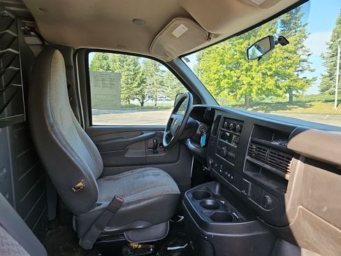 Used 2015 Chevrolet Express 2500 RWD image 10