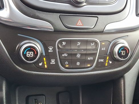 Used 2018 Chevrolet Equinox LT image 16