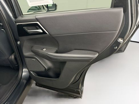 Used 2025 Mitsubishi Outlander AWD image 32