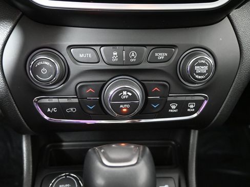 Used 2022 Jeep Cherokee Limited image 31