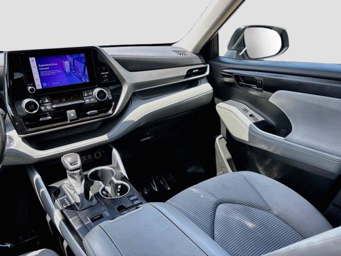Used 2023 Toyota Highlander LE FWD image 22