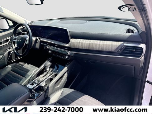 Certified 2024 Kia Telluride SX Prestige w/ Towing Package image 15