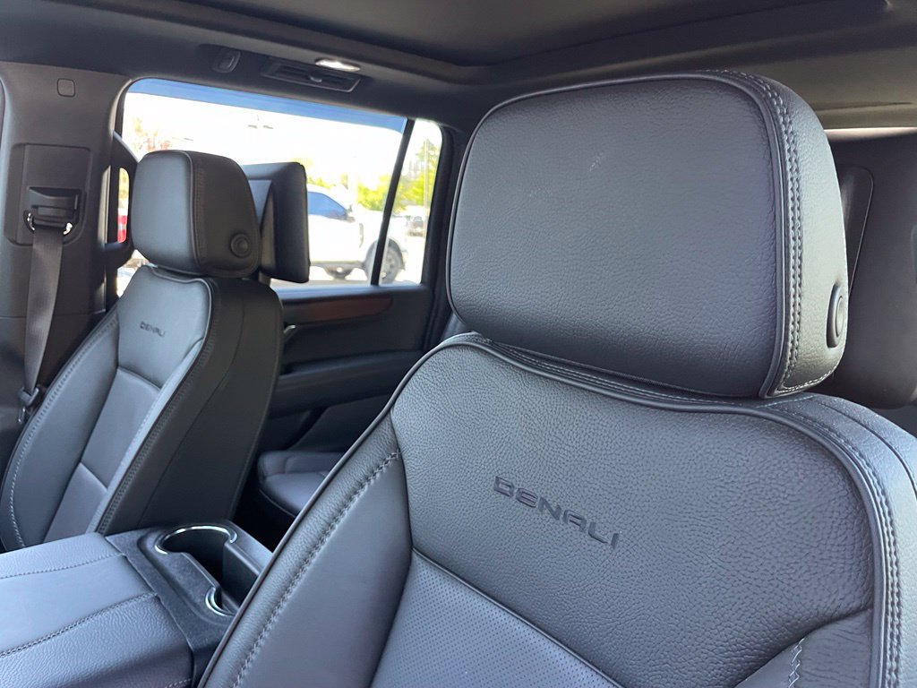 Used 2025 GMC Yukon XL Denali w/ Advanced Technology Package AWD/4WD image 25