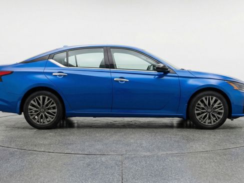 Used 2025 Nissan Altima 2.5 SV image 11