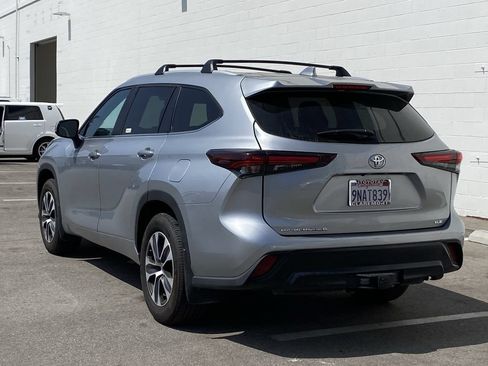 Certified 2024 Toyota Highlander XLE FWD image 4