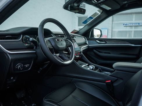 New 2025 Jeep Grand Cherokee Limited image 18