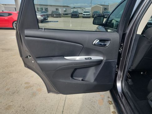 Used 2020 Dodge Journey SE w/ Blacktop Package FWD image 15