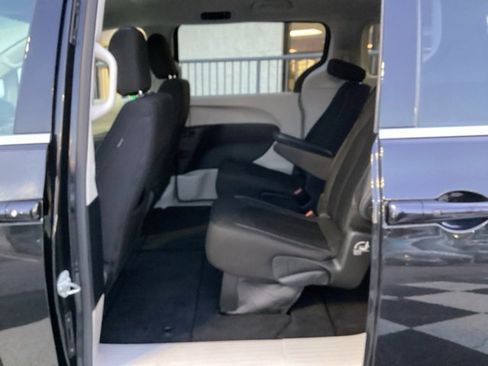 Used 2023 Chrysler Voyager LX image 17