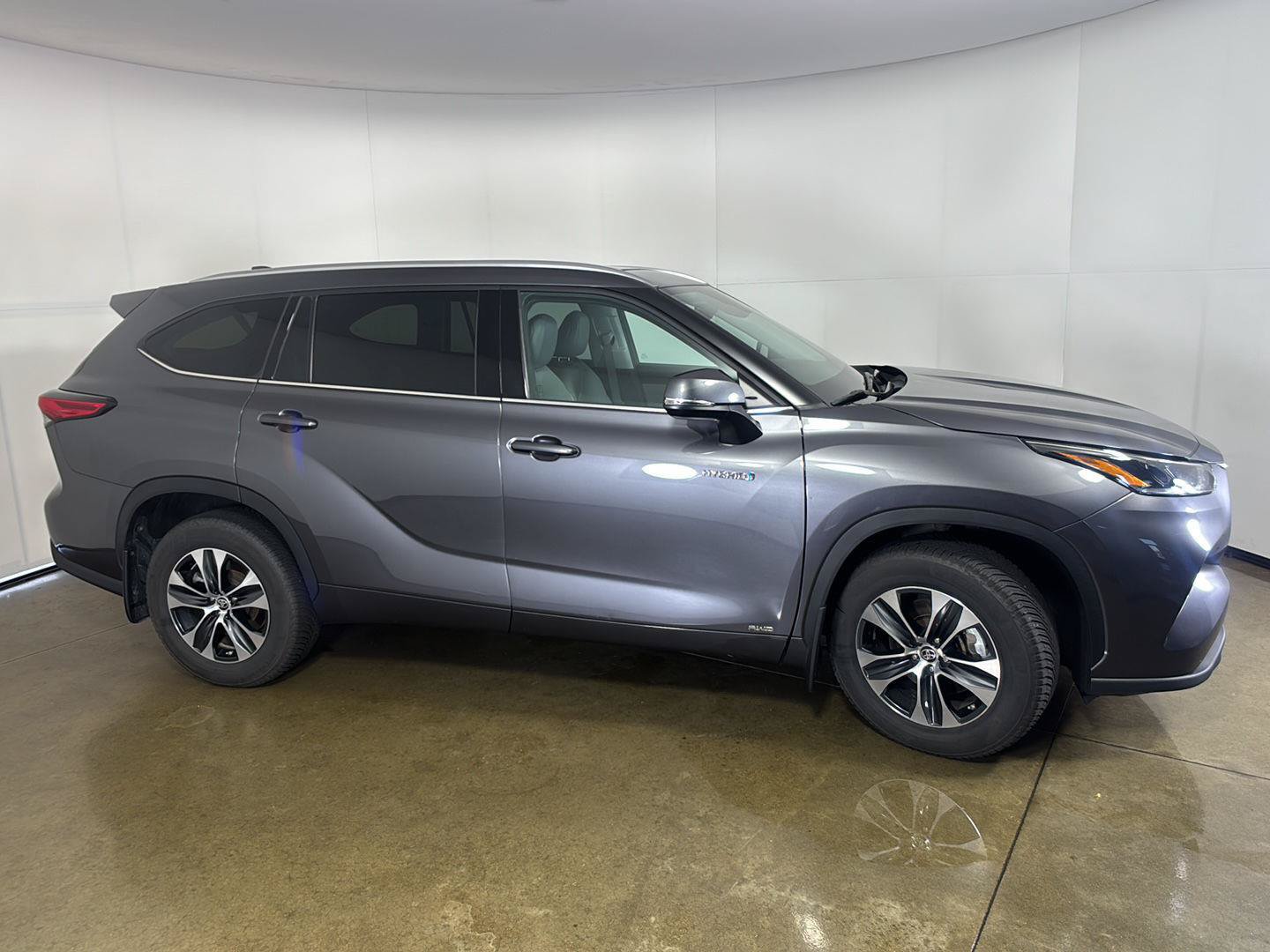 Used 2021 Toyota Highlander XLE AWD/4WD image 9