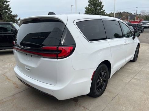 Used 2024 Chrysler Pacifica Touring-L image 6