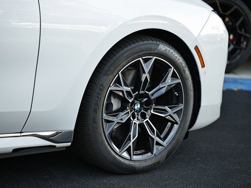 Used 2025 BMW i7 eDrive50 w/ Premium Package image 5