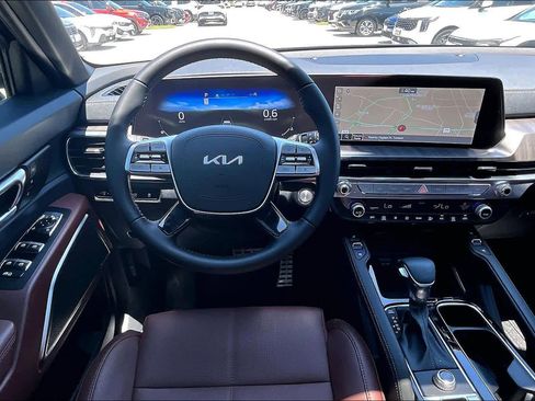 Used 2025 Kia Telluride SX w/ SX Captain's Chair Package FWD image 11