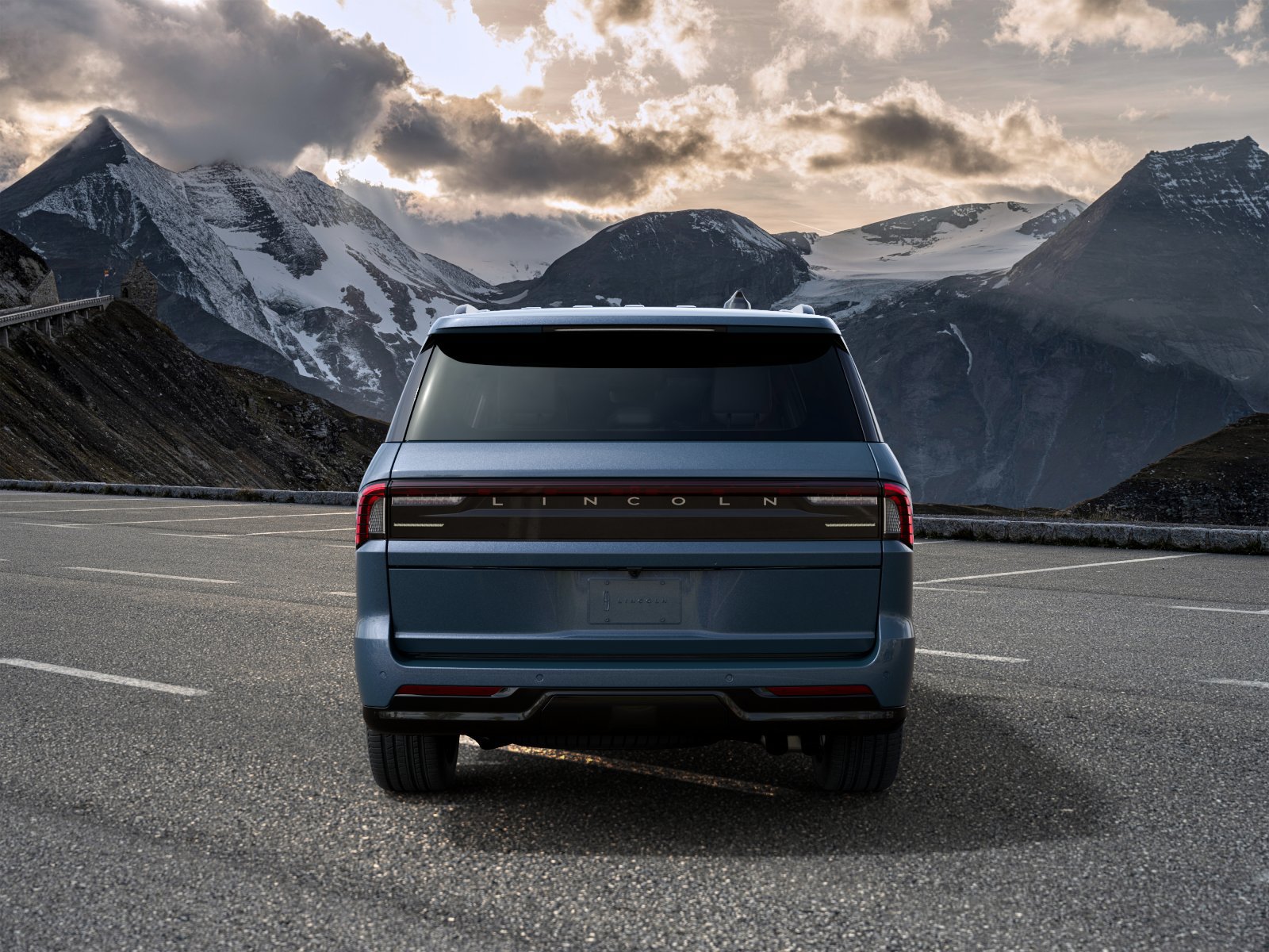 New 2027 Lincoln Navigator Reserve w/ Jet Appearance Package AWD/4WD image 4