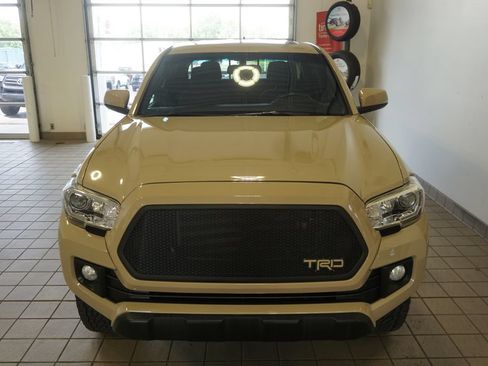 Used 2017 Toyota Tacoma TRD Off-Road AWD/4WD image 15