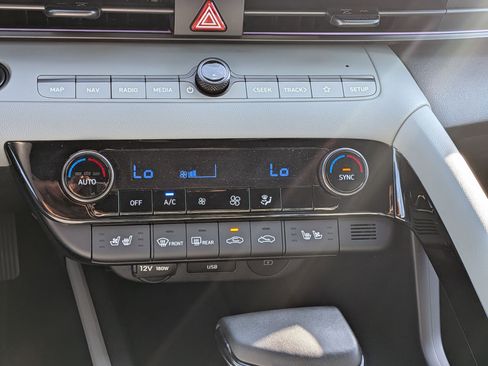 Used 2025 Hyundai Elantra Limited FWD image 26