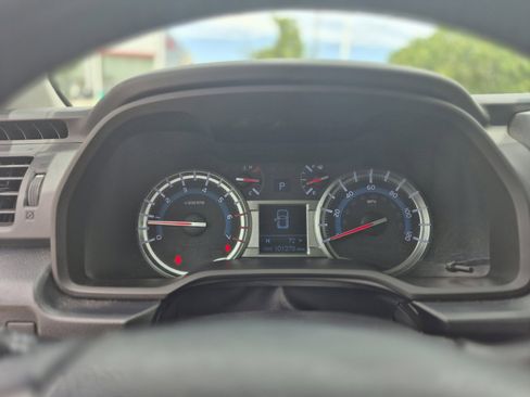 Used 2018 Toyota 4Runner SR5 AWD/4WD image 10