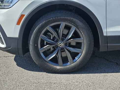Used 2022 Volkswagen Tiguan SE w/ Panoramic Sunroof Package FWD image 9