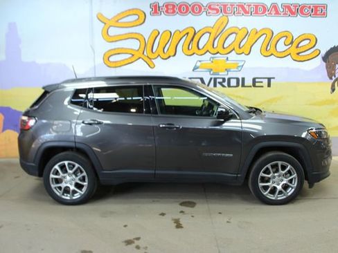 Used 2022 Jeep Compass Latitude image 1