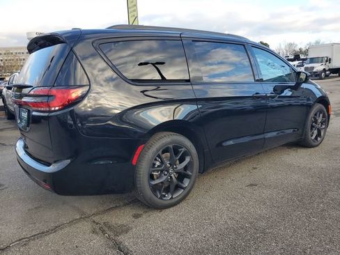 New 2026 Chrysler Pacifica Select image 6