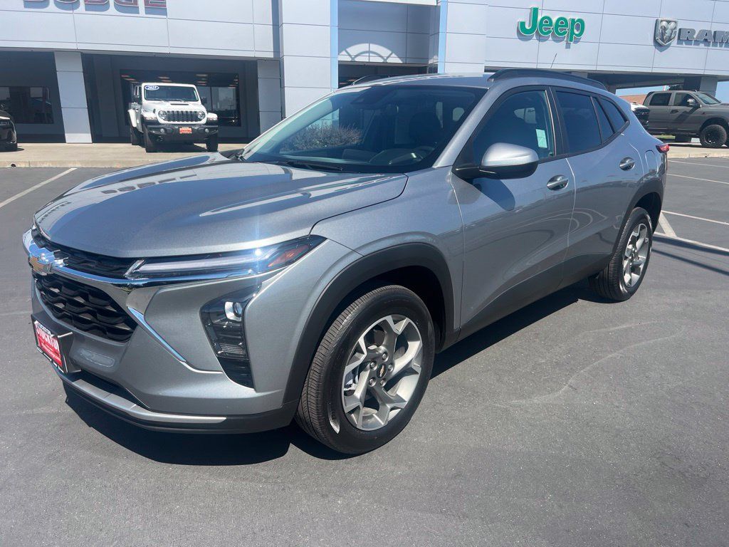 Used 2025 Chevrolet Trax LT w/ LT Convenience Package FWD image 3