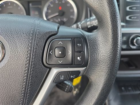 Used 2018 Toyota Highlander LE FWD image 19