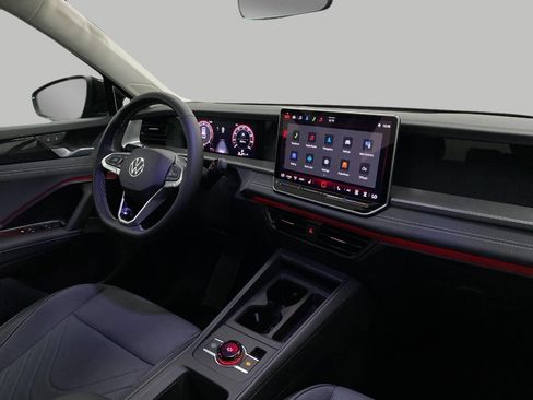 New 2025 Volkswagen Tiguan SE image 19