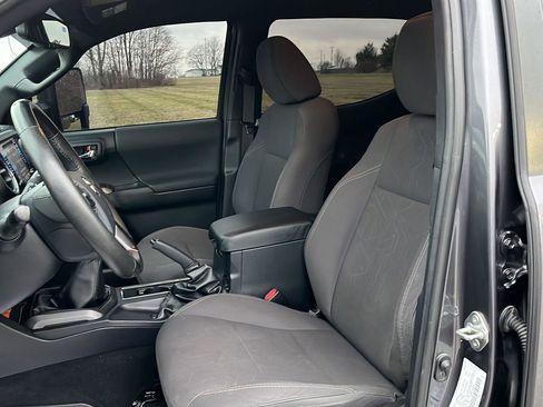 Used 2018 Toyota Tacoma TRD Sport image 21