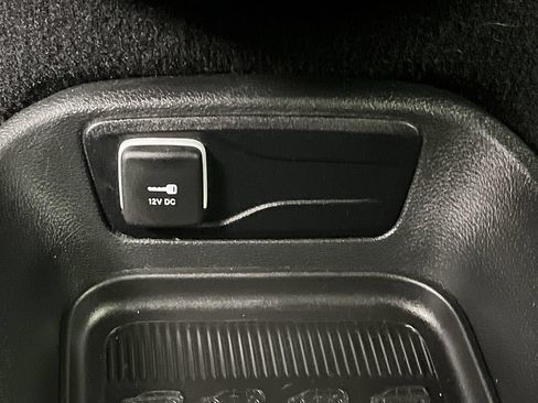 Used 2025 Chrysler Pacifica Select FWD image 24