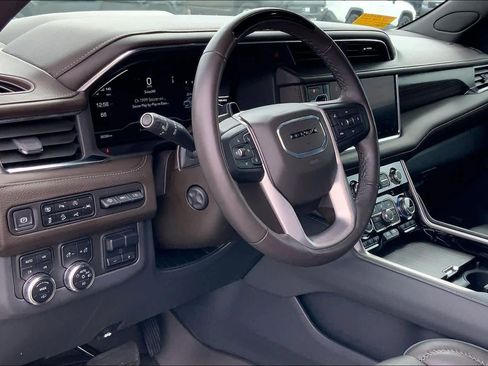 Used 2024 GMC Yukon Denali w/ Advanced Technology Package image 17