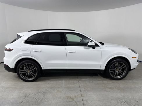 Certified 2023 Porsche Cayenne Platinum Edition image 8