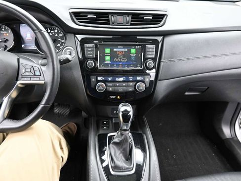 Used 2018 Nissan Rogue SL w/ Premium Package image 12